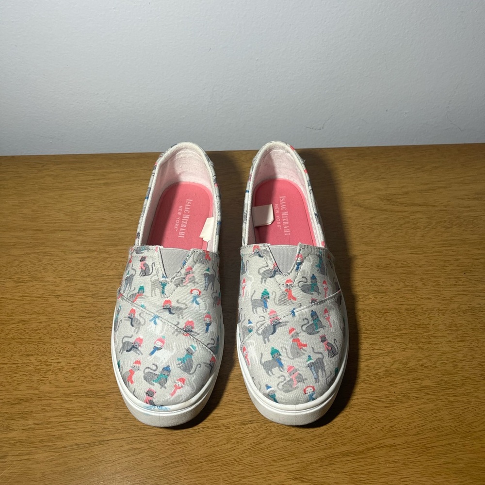 Isaac Mizrahi women's 8M gray Winter cats print slip-on shoes